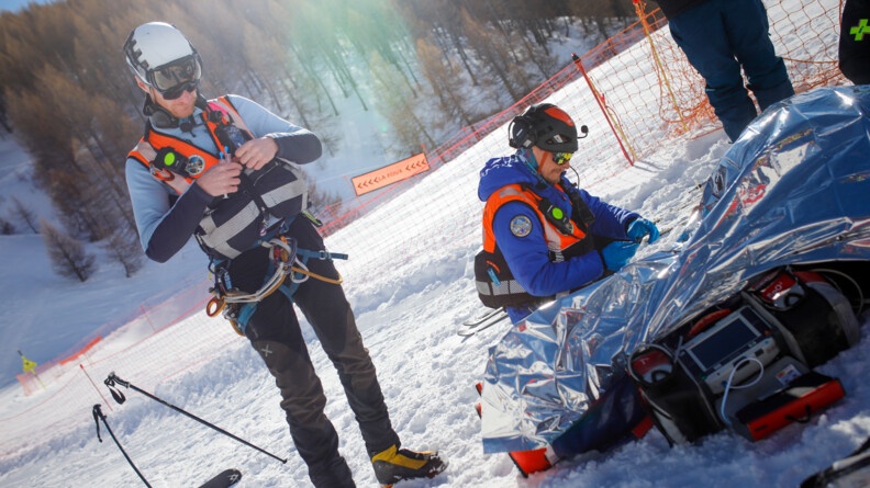 Gendarmes intervenant sur un accident de ski &agrave; La Foux d'Allos