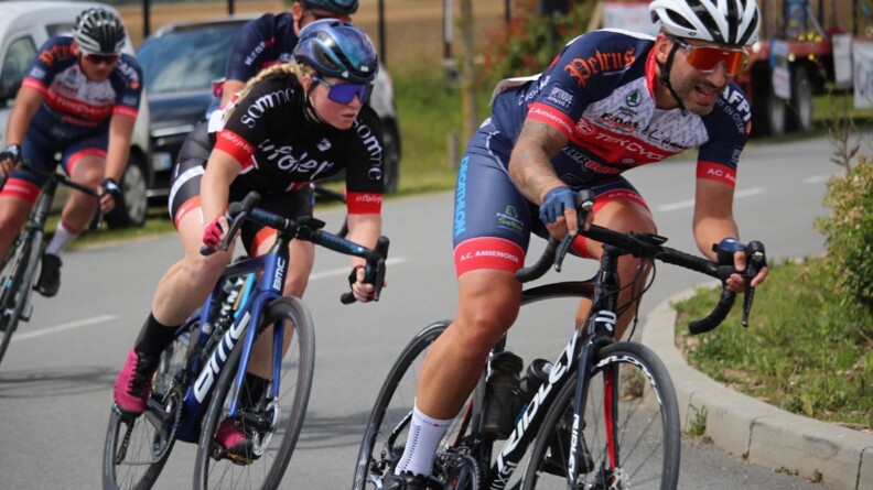 Photo montrant la garde Derbesse sur son v&eacute;lo &agrave; l'occasion d'une comp&eacute;tition.