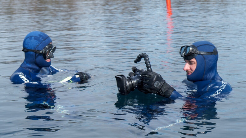 Agrandir l'image Plan resseré sur les deux gendarmes dans l'eau entrain d'effectuer des photos et autres relevés.