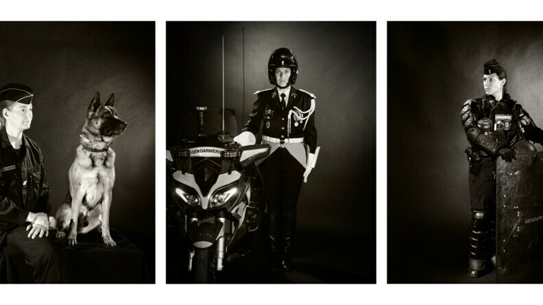 Agrandir l'image Sur trois photos en noir et blanc, on voit trois femmes gendarmes, l'une maître chien avec son chien, l'une motocycliste et l'autre gendarme mobile.