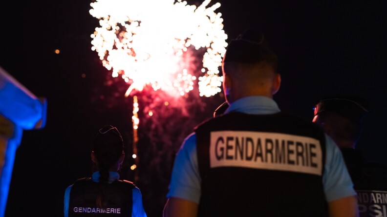 Gendarmes devant le feu d'artifice du Raol-Canadel.