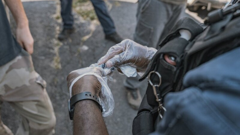 La photo repr&eacute;sente les mains d'un gendarme, rev&ecirc;tues de gants transparents, tenant dans un profuit stup&eacute;fiant.