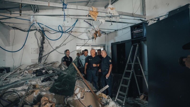 Le DGGN et la d&eacute;l&eacute;gation qui l'accompagne, observe les ravages caus&eacute;s par l'ouragan dans une des brigades de gendarmerie. Il n'y a plus de plafonds et au sol, se trouve un tas de gravas.