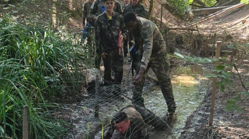 Les gendarmes et militaires de l'armée de Terre en formation.