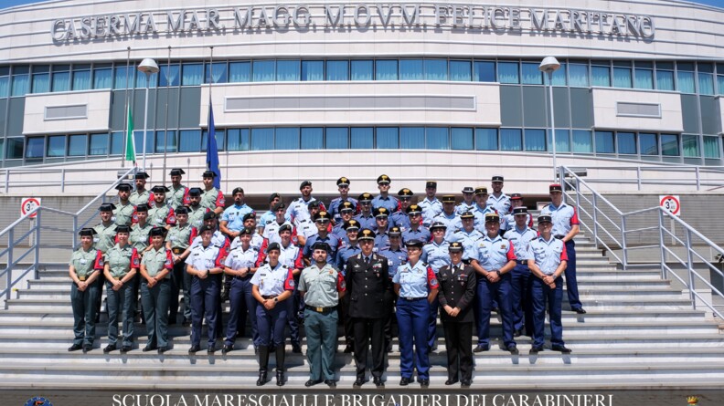 Agrandir l'image Photo de groupe avec les stagiaires et les cadres du stage à Florence. Ils sont sur les escaliers devant l'école des carabiniers