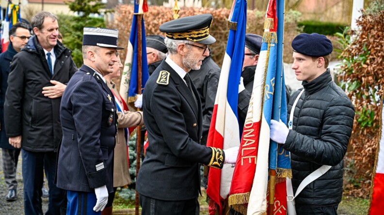 Le préfet et le commandant de groupement saluent les porte-drapeaux.