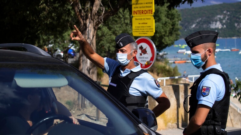 Les réservistes du poste provisoire de Sainte-Croix-du-Verdon indiquent à un automobiliste où stationner.