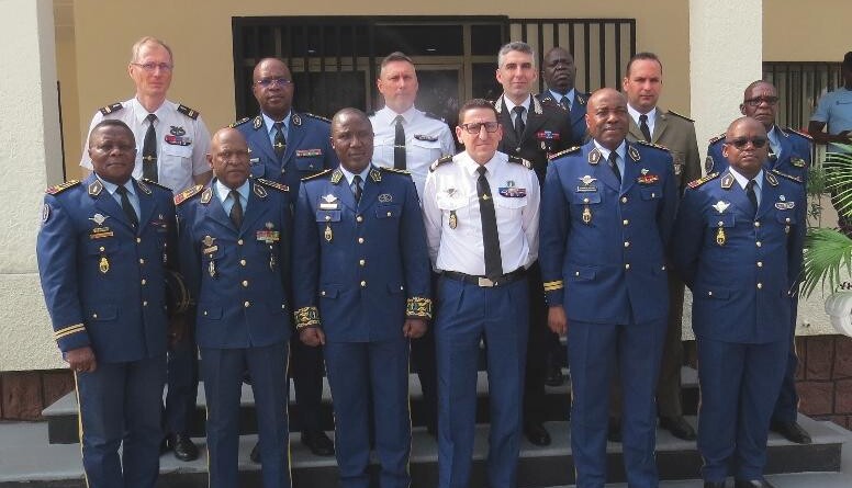 Des militaires de la gendarmerie congolaise posent sur le perron d'un bâtiment, en compagnie de militaires d'autres nationalités