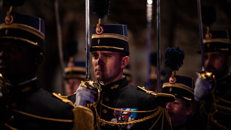 Agrandir l'image Focus sur un élève-officier de la gendarmerie au présentez sabre, au milieu de ses camarades