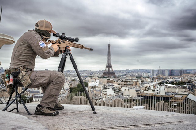 Tireur d'élite du GIGN assurant la sécurisation de Paris en direction de la Tour Eiffel.