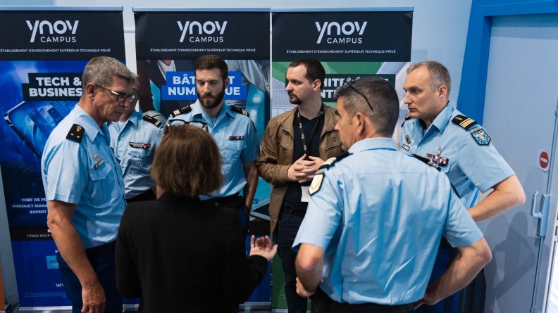 Des gendarmes &eacute;changent avec une personne d'Ynov Campus.