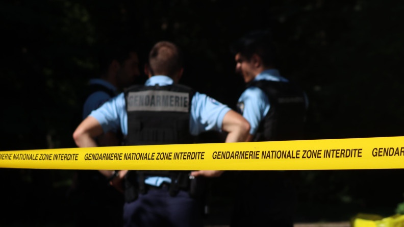 Gendarmes derri&egrave;re un ruban Zone interdite.