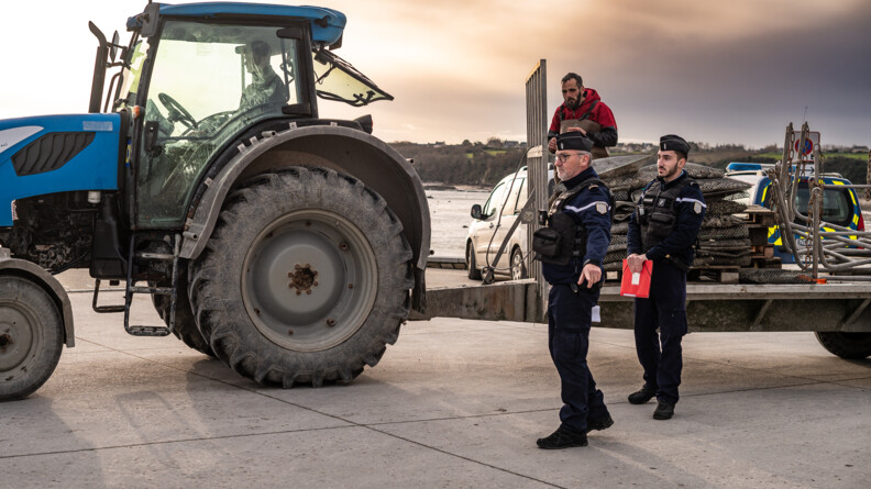Agrandir l'image deux gendarmes près d'un tacteur avec un plateau