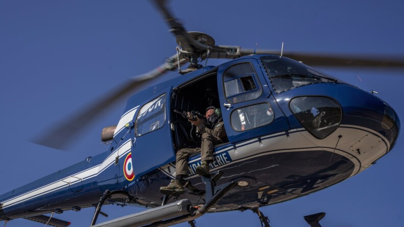 Tireur embarqué du GIGN à bord d'un hélicoptère de la SAG Hyères.