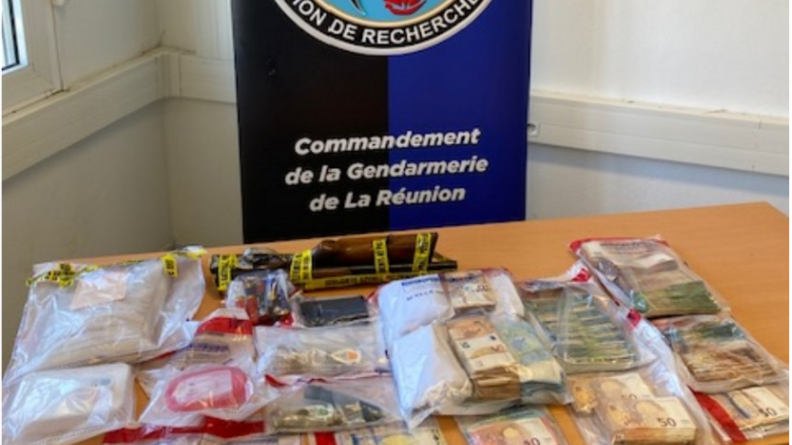 Saisie de stupéfiants devant un kakémono de la gendarmerie de la Réunion.