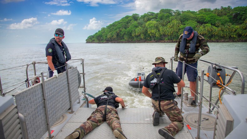 Gendarmes mettant à l'eau le T.O.