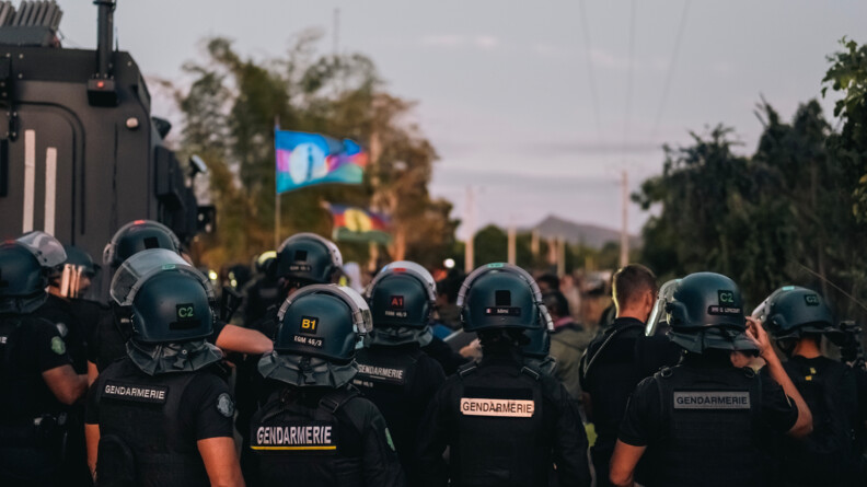 Gendarmes mobiles face à une foule dans le cadre d'une manifestation en Nouvelle-Calédonie.