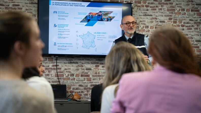 Un colonel parlent devant une assembl&eacute;e.