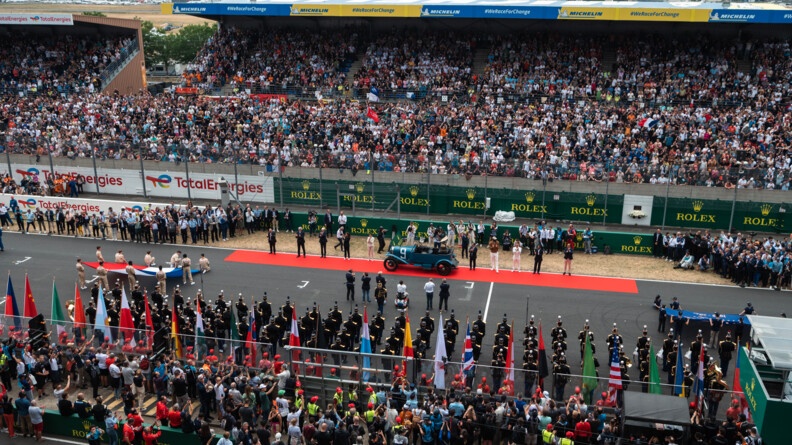 Photo d'ensemble sur les gendarmes de la Garde républicaine et de l'EOGN sur la grille de départ