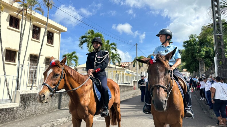 Deux gendarmes à cheval dans une rue de Saint Pierre.