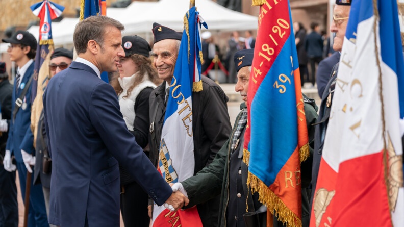 Le président de la République salue des vétérants.