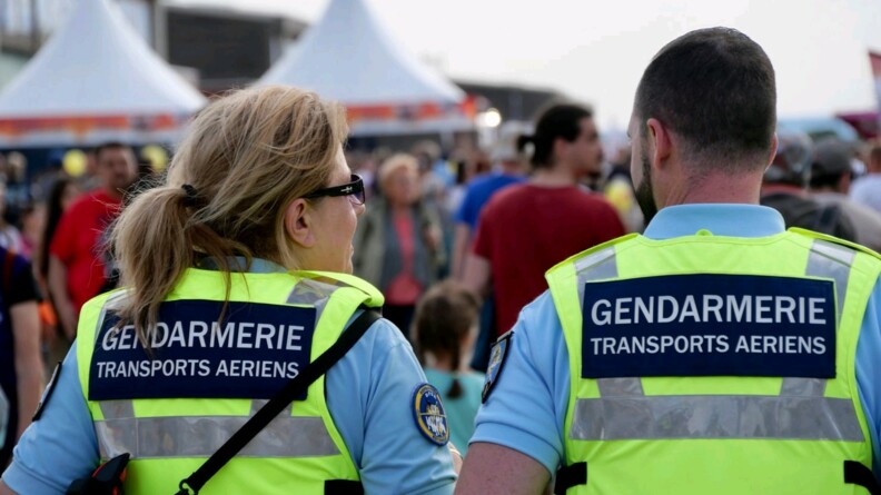 Agrandir l'image des gendarmes de la GTA de dos. ils surveillent l'événement
