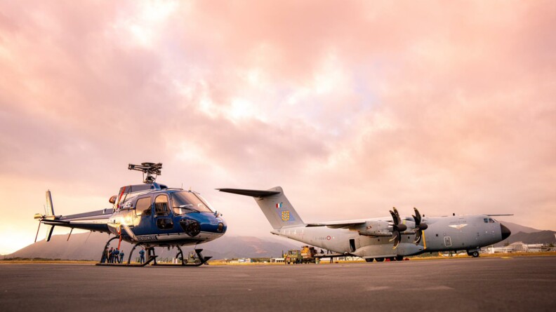 Agrandir l'image Un hélicoptère EC 145 de la gendarmerie sur le tarmac en Nouvelle-Calédonie près d'un A400M