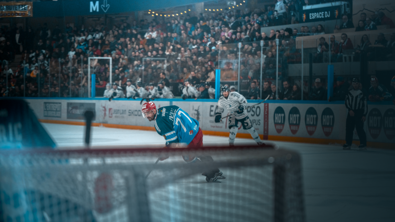 Un joueur de hockey du club de Grenoble sur la glace.