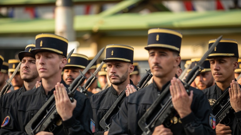 Agrandir l'image Gendarmes mobiles au "présentez armes"