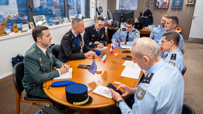 R&eacute;union dans le bureau du Major g&eacute;n&eacute;ral en pr&eacute;sence des principaux acteurs de cette rencontre.