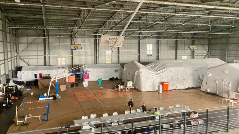 H&eacute;bergements install&eacute;s dans le gymnase de Pamandzi pour les gendarmes mobiles et les gendarmes des Compagnies de marche qui &eacute;taient h&eacute;berg&eacute;s dans le lyc&eacute;e de Pamandzi.