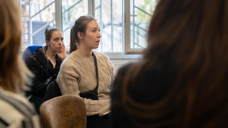 Une des participantes de la d&eacute;l&eacute;gation &eacute;change avec les gendarmes.