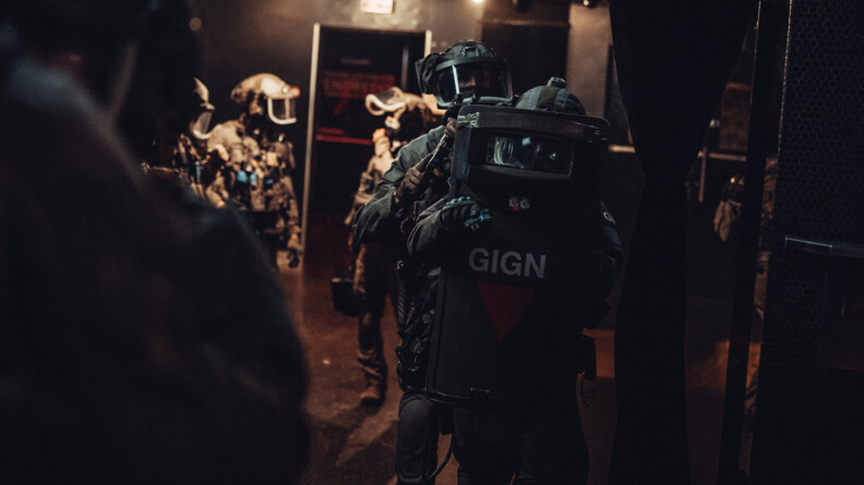 Des militaires du GIGN derrière un bouclier en entraînement