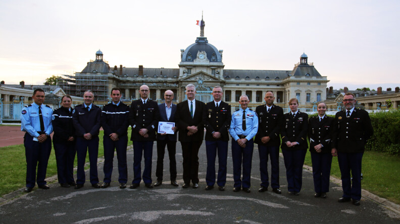 Agrandir l'image Photo de groupes du PJGN en vareuse et pantalon devant les Invalides