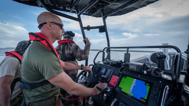Militaire de la BFN pilotant le Jaguar.