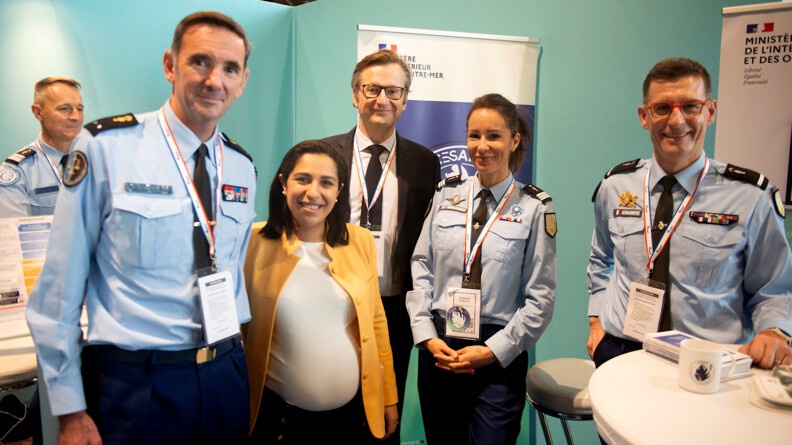 Sarah El Haïry, secrétaire d’Etat chargée de la Biodiversité, sur le stand du CESAn au Salon des maires 2023. A sa doite, le général Sylvain Noyau, commandant du CESAN. A sa gauche, Arnaud Dumontier, maire de Pont Sainte maxence et conseiller technique du CESAN, la capitaine Frédérique Engelvin, cheffe du Département prévention et partenariats du CESAN, en charge de l’accompagnement des élus.
