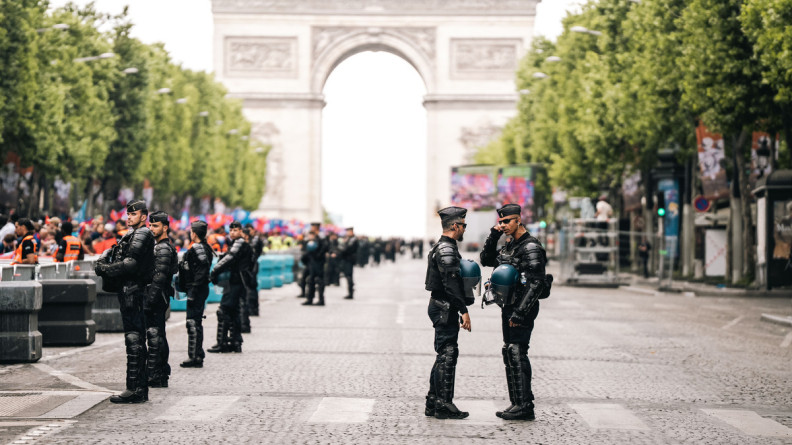 Photo de gendarmes participant à sécurisation sur les Champs Elysées, lors des festivités organisées à l'occasion de la victoire du PSG lors de la Ligue des Champions 2025