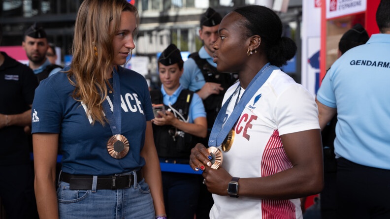 Lisa Barbelin (à gauche) avec sa médaille de bronze autour du cou échange avec Clarisse Agbégnénou (à droite) avec ses deux médailles de bronze et d'or.