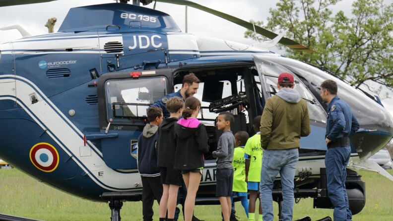 Agrandir l'image Six enfants au pied d'un hélicoptère gendarmerie avec un adulte et deux pilotes gendarmerie