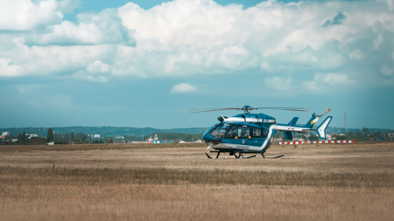 Sur un champ de l'Aéroport, un avion de gendarmerie de profil, le nez vers la gauche, est posé