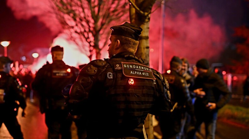 Agrandir l'image Gendarme de l'EGM 41/2 de dos devant la foule.