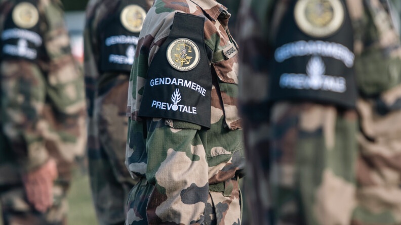 Focus sur le brassard des prévôts sur des personnels de la gendarmerie en treillis