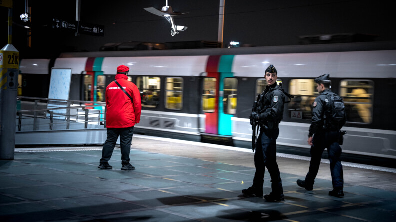 Deux gendarmes mobiles sur un quai de RER qui redémarre