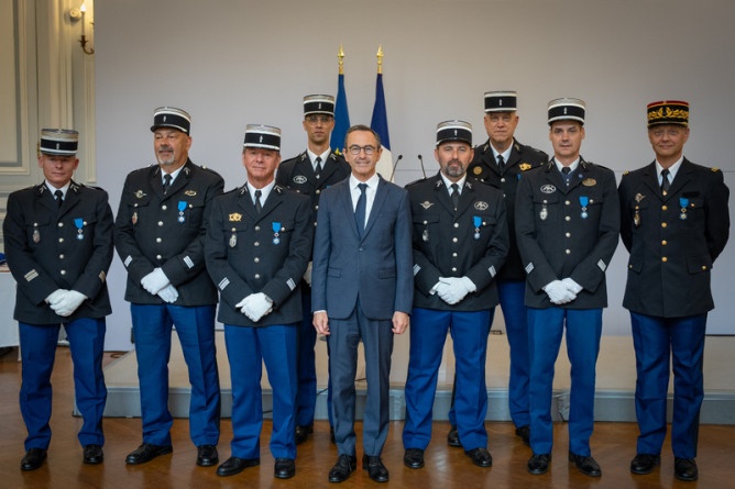 Agrandir l'image Huit gendarmes en uniforme posent autour du ministre de l'intérieur, Bruno Retailleau