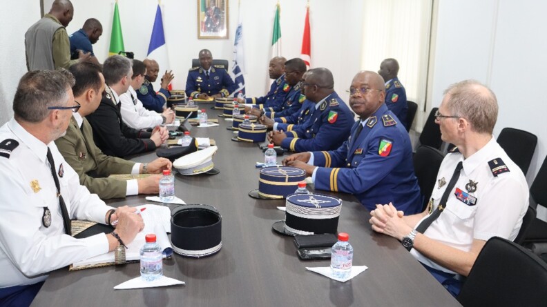 Des militaires de diff&eacute;rentes nationalit&eacute;s sont r&eacute;unis autour d'une grande table rectangulaire, en R&eacute;publique du Congo