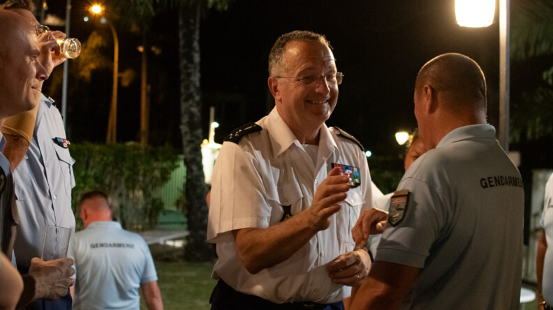 Le directeur g&eacute;n&eacute;ral de la gendarmerie nationale, souriant, discutant avec un gendarme que l'on voit de dos