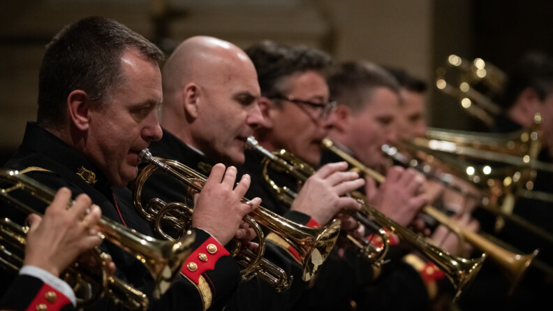 Vue de face des trompetistes de l'orchestre de la Garde républicaine dans la cathédrale Saint-Louis aux Invalides à Paris.