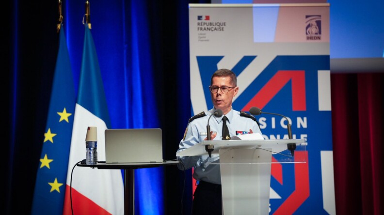 Agrandir l'image Le major général s'adressant aux auditeurs de l'IHEDN.