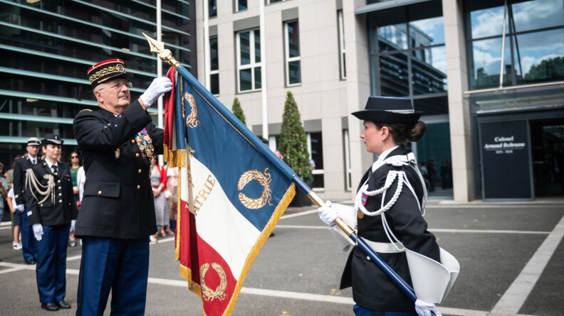 Le directeur g&eacute;n&eacute;ral de la gendarmerie nationale remet la m&eacute;daille d'or de la d&eacute;fense nationale avec palme de bronze, au drapeau du PJGN. Symbole d'un remerciement g&eacute;n&eacute;ral &agrave; l'ensemble des personnels du PJGN.