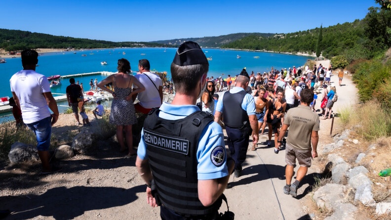 Durant l'été, le lac de Sainte-Croix connaît une forte affluence, due notamment aux loisirs aquatiques.